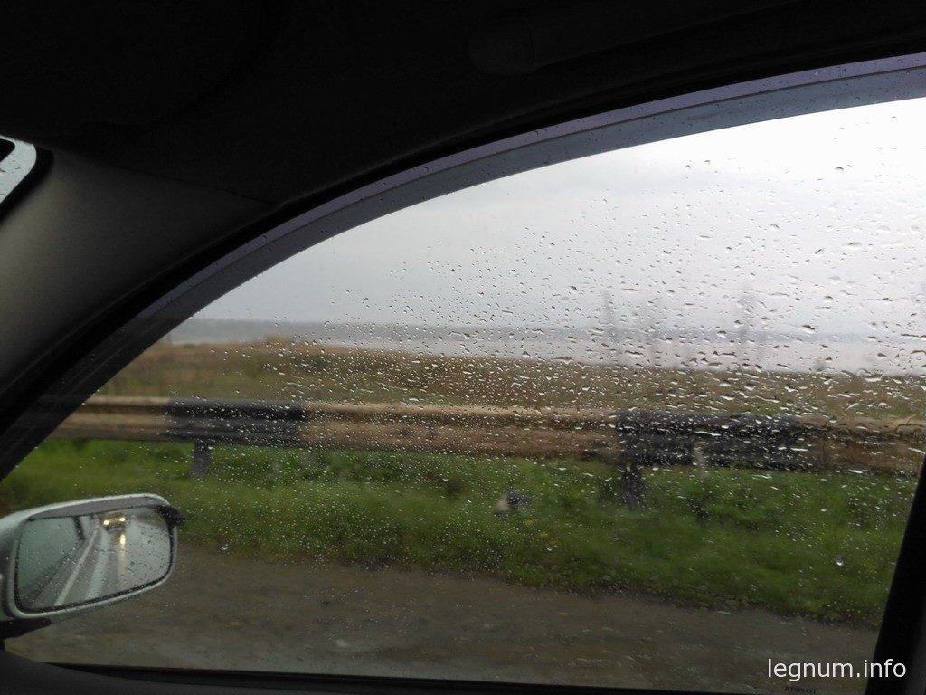 Свое назначение выполняет, приоткрыты стекла, капли в машину не попадают, салон проветривается и теперь не нужно включать обдув