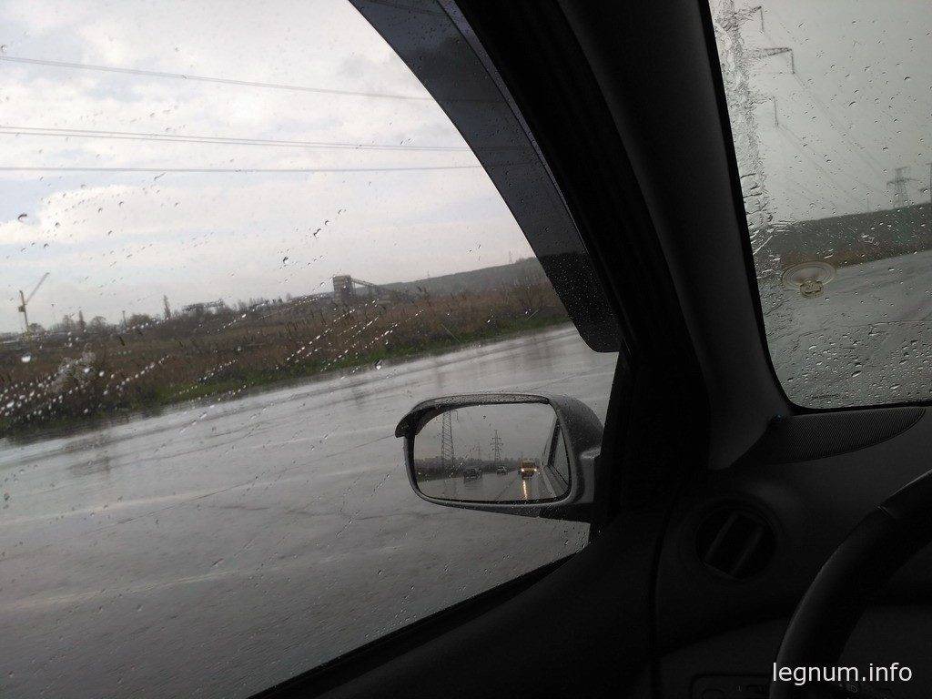 Свое назначение выполняет, приоткрыты стекла, капли в машину не попадают, салон проветривается и теперь не нужно включать обдув
