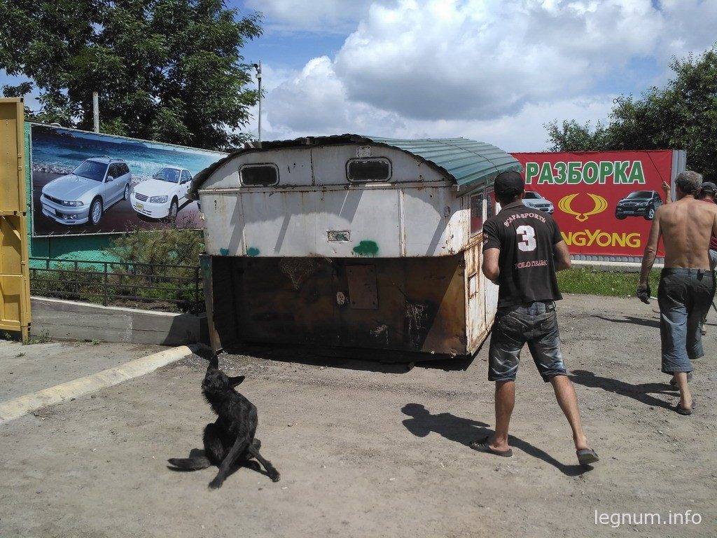 Расставил лапы, двое помогли прокинуть стропы