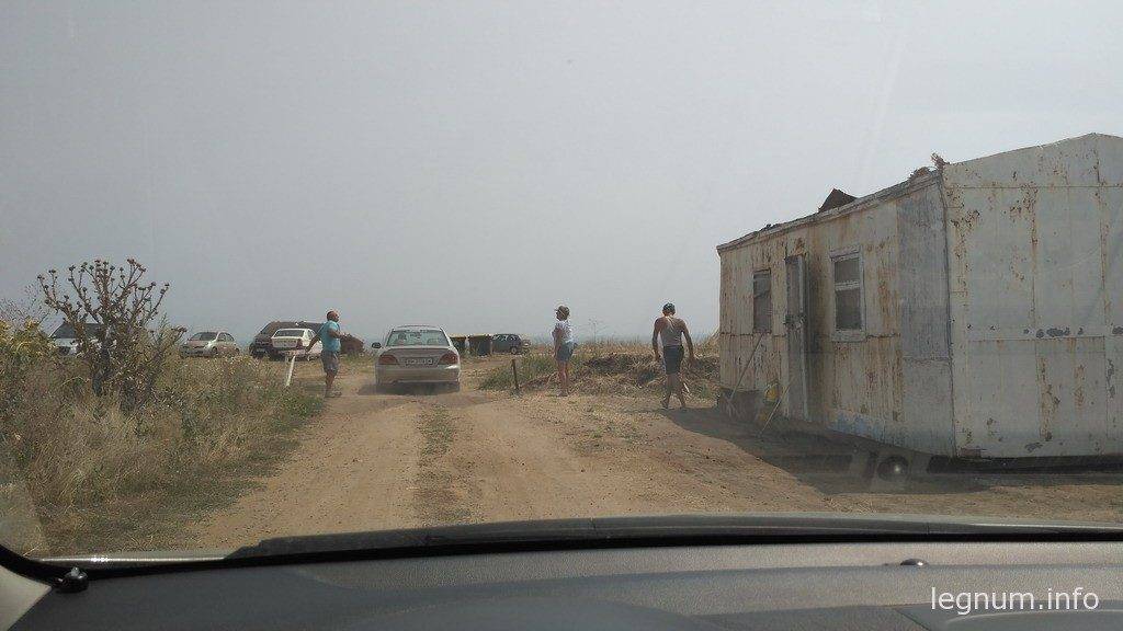 Даже в этой дыре стоит шлагбаум и снимают бабло