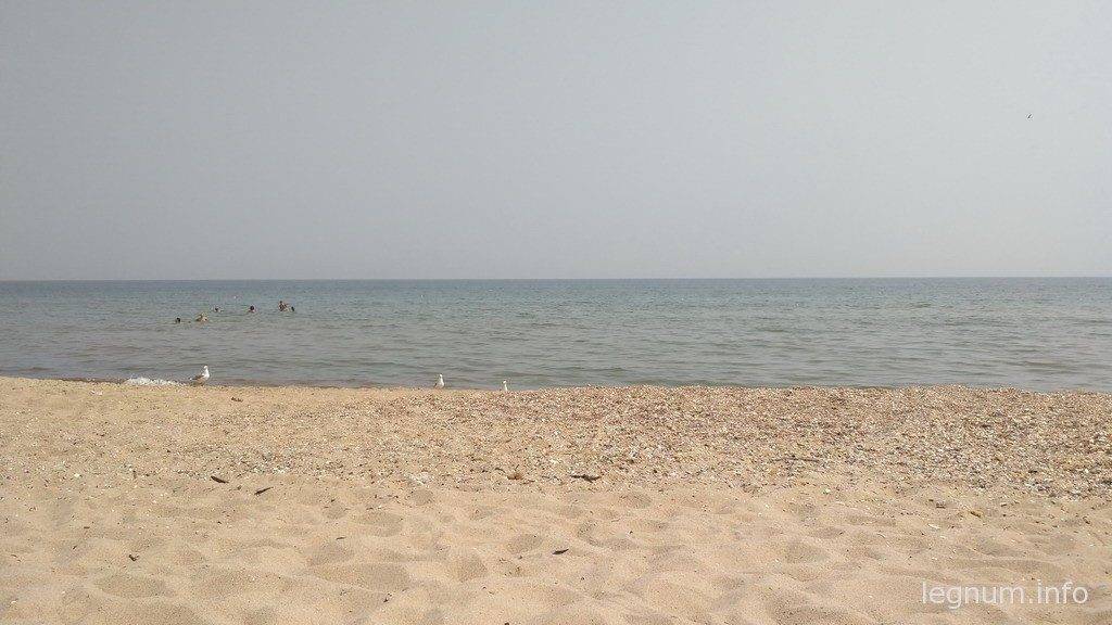 Море и берег тут достаточно не плох, и относительно чист