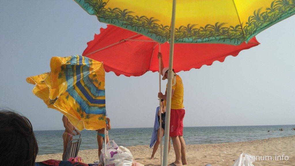 Ну его в Аню ту палатку, займемся зонтами, перед нами зонт-флаг и большой зонт