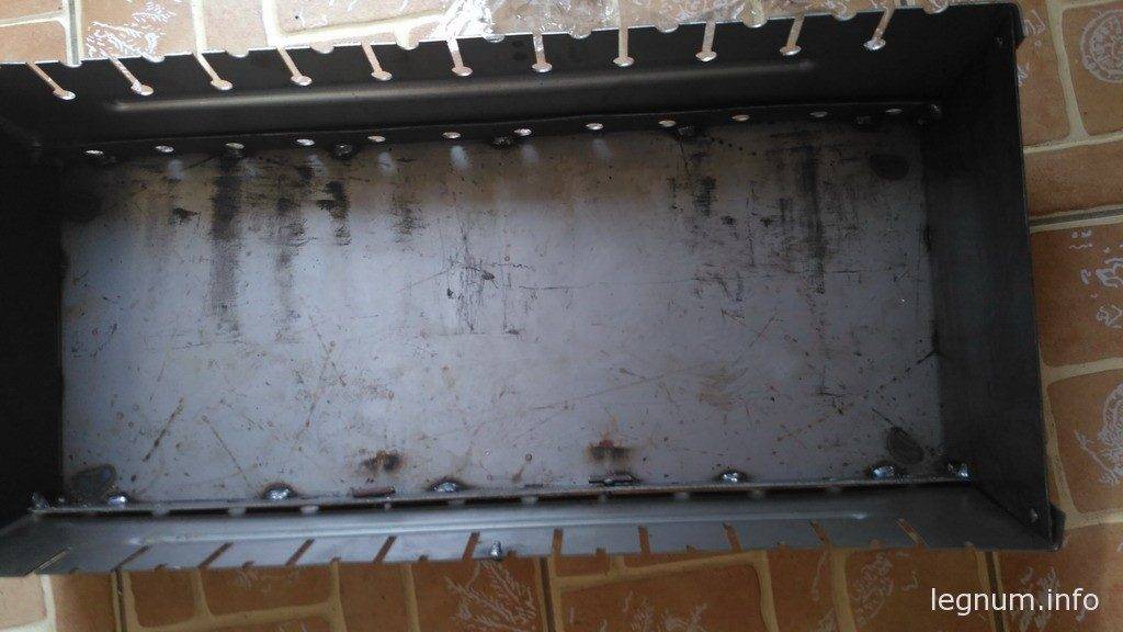 Чуть позже в центре прихвачу на пару болтов, чтобы длинные стенки не гуляли от нагрева, т.к. разбирать мангал мы не планируем