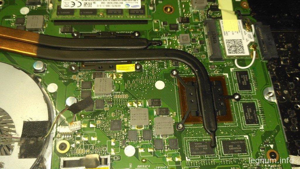 Откручиваем 4+3 винта крепящих радиаторы процессора и видеокарты