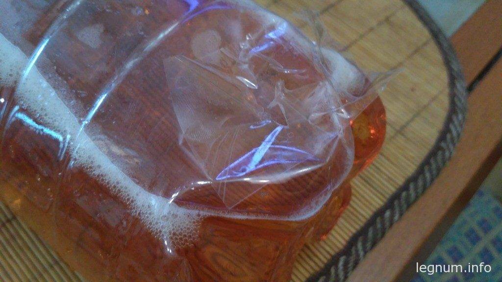 Баклашку пива извлекаем, сбрасываем давку и бортируем скотчем