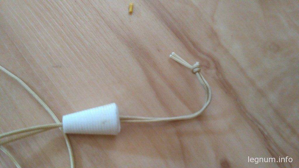 И подвижную часть жалюзи за которую тянем