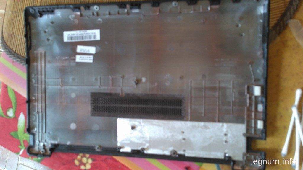Снимаем нижнюю крышку ноутбука Asus S200, откручиваем все винты по периметру