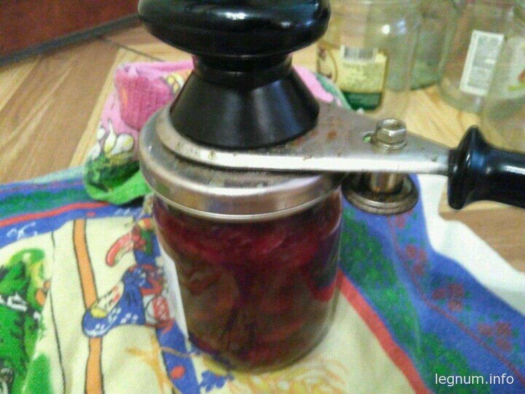 Закатываем баночки с вареньем из кизила