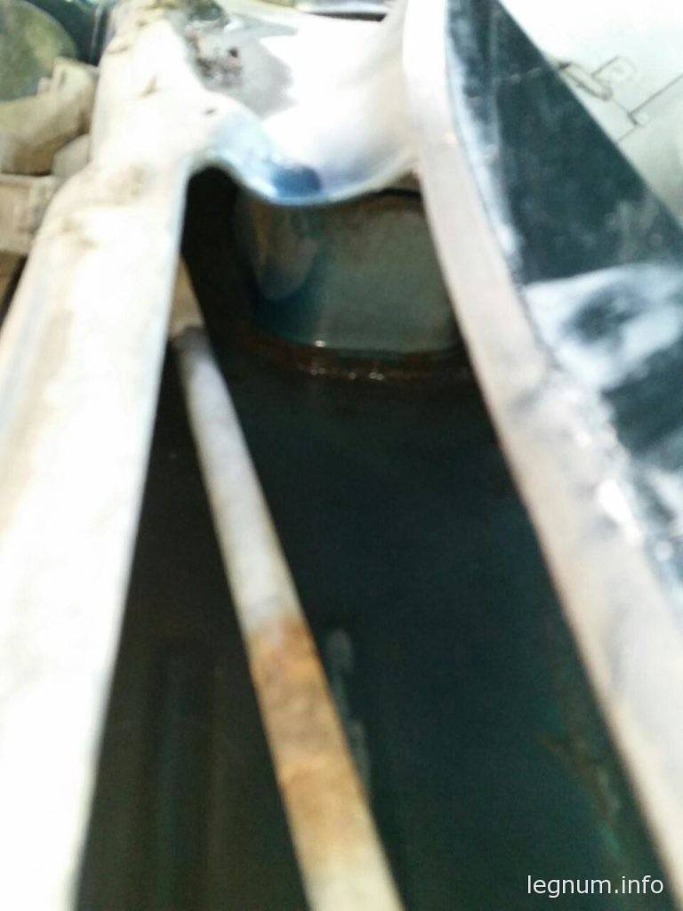 Фото еще одной машины, где четко видно как стоит вода