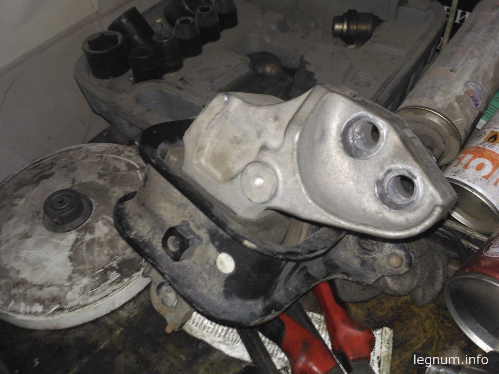 Подушка двигателя Yaris P1