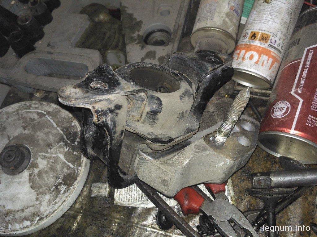 Подушка двигателя Yaris P1