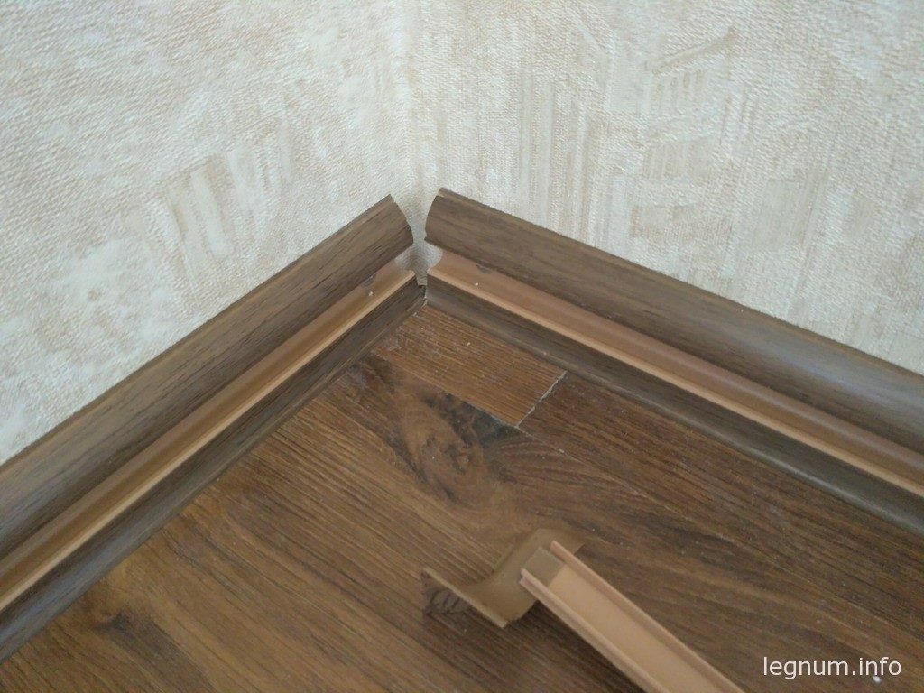 установка плинтусов в комнате