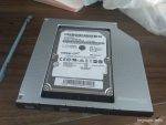 Устанавливаем HDD диск в корзину, для этого подключаем сначала разъем SATA и питание, а после закручиваем два винта по бокам