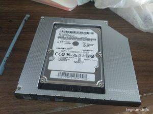 Устанавливаем HDD диск в корзину, для этого подключаем сначала разъем SATA и питание, а после закручиваем два винта по бокам
