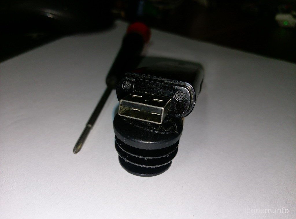 Откручиваем два мелких винтика под крышкой USB разъема