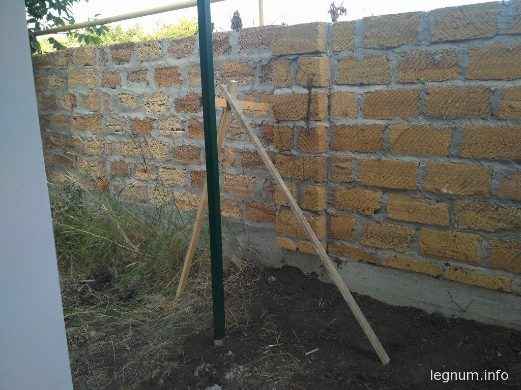 выставляем и заливаем столбы