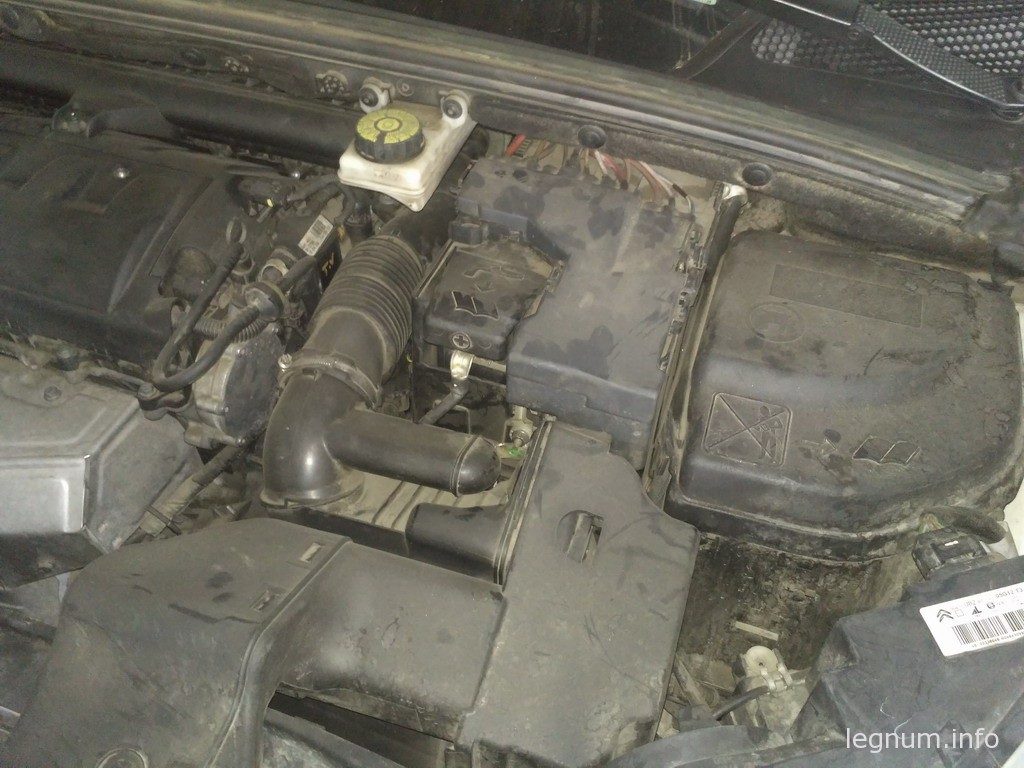 расположение аккумулятора citroen c4