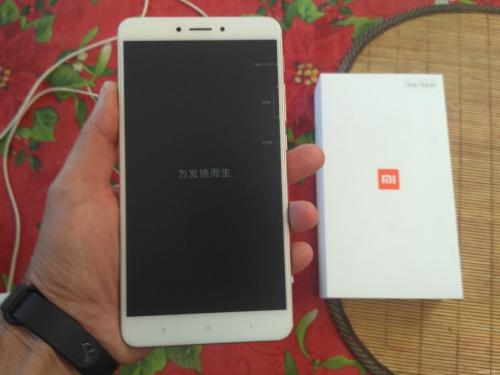 Как лежит Mi Max2 в руке