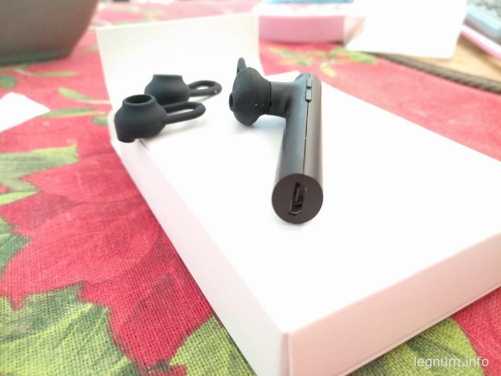 Разъем для зарядки MicroUSB, похоже является и отверстием для микрофона