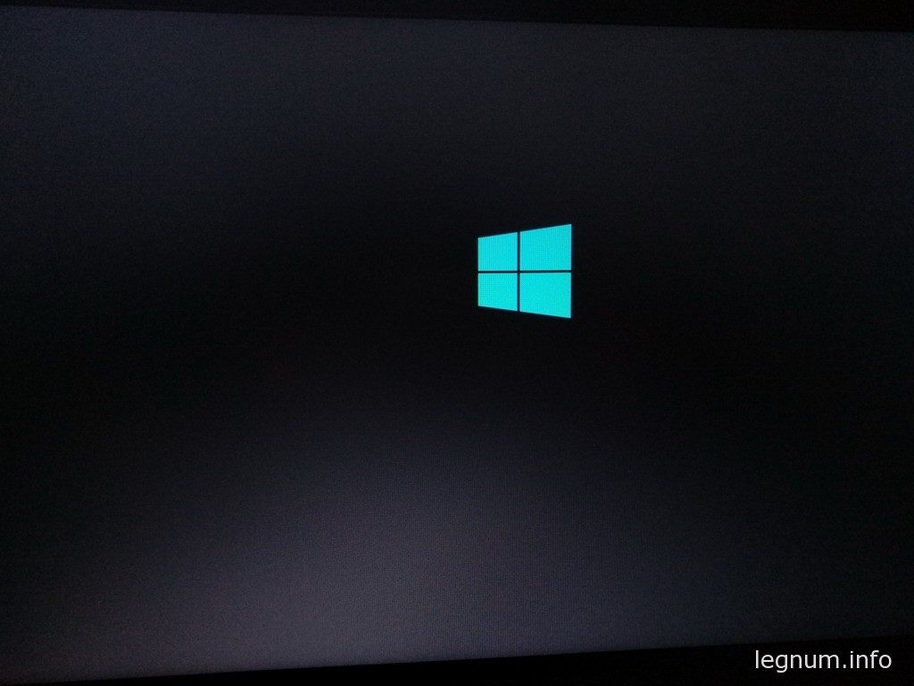 И теперь грузимся с любого USB разьема, загрузчик выглядит как у Windows 10