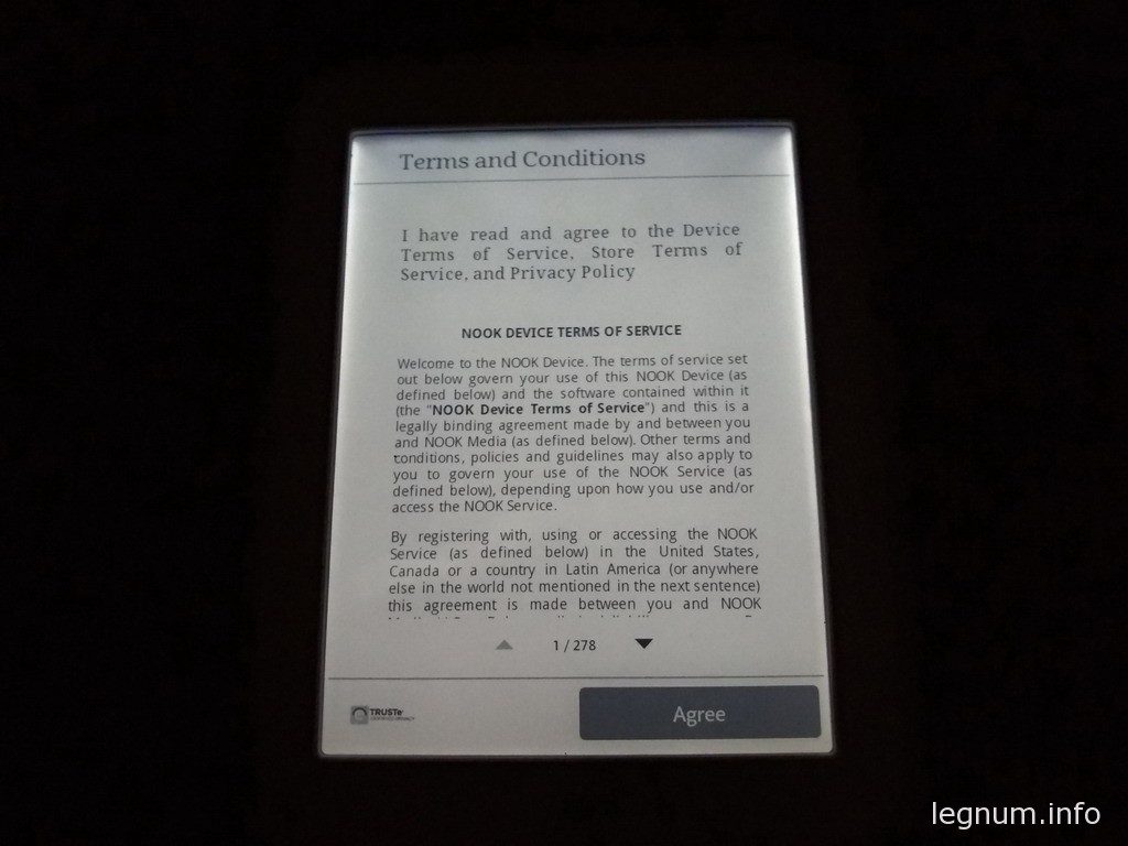 Подсветка позволяет читать книгу в полной темноте и в сумерках
