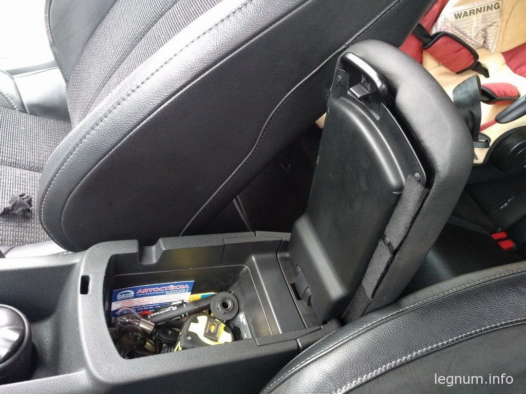 подлокотник на автомобиле Citroen C4