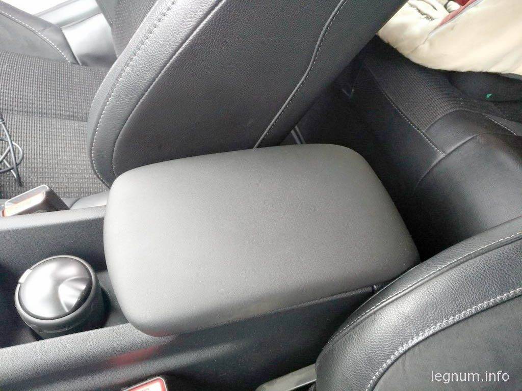подлокотник на автомобиле Citroen C4