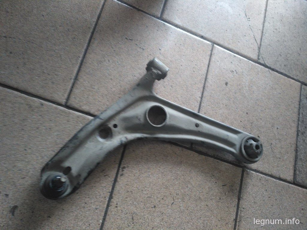 Снятый передний рычаг Toyota Yaris