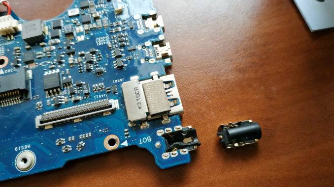 Выломанное и новое гнездо ASUS UX31A