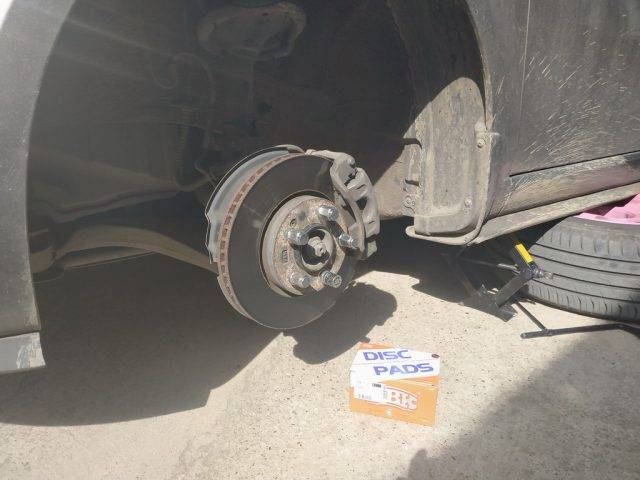 Домкратим переднее колесо и снимаем его
